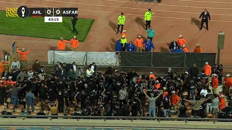 “إلقاء زجاجات”.. مشادة بين جماهير الأهلي والجيش الملكي