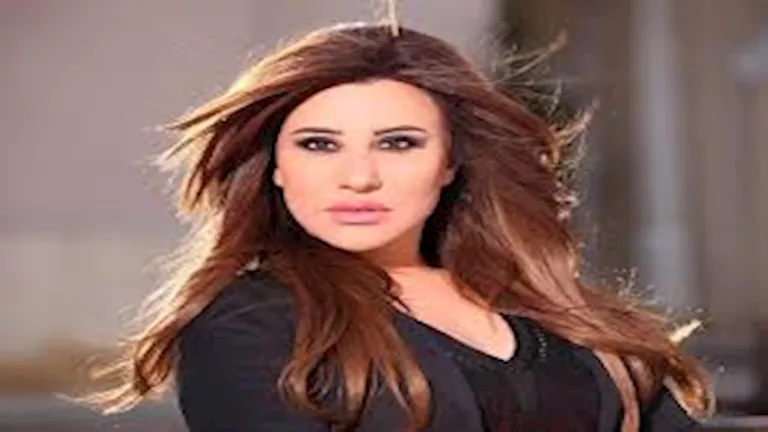 نجوى كرم بإطلالة مميزة.. كيف نسقتها؟