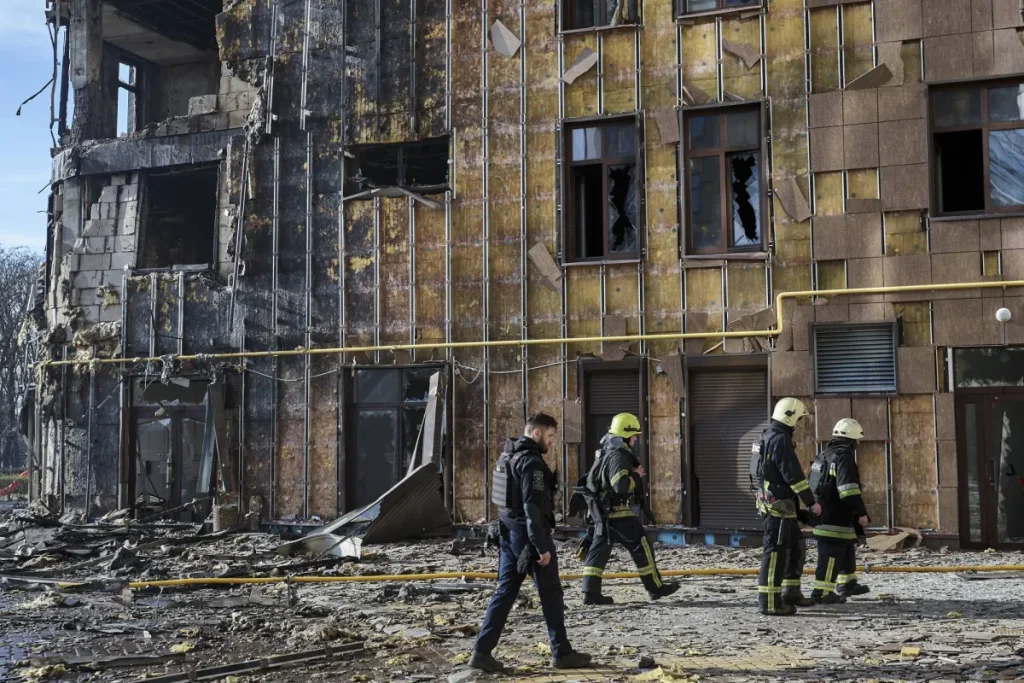 ضربات روسية على أوكرانيا تسفر عن مقتل شخصين وإصابة العشرات